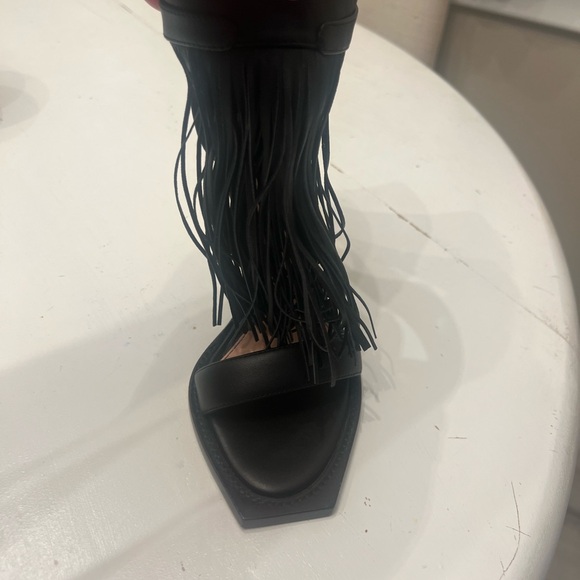 Alexander McQueen
Leather fringe heels - Picture 1 of 4